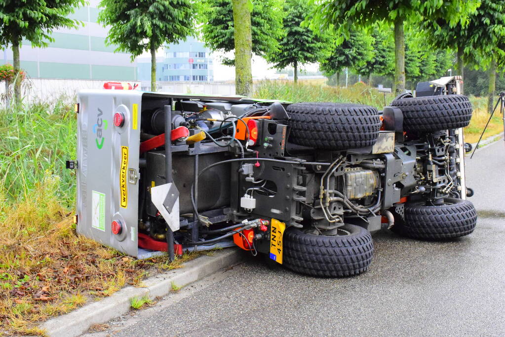 Onkruidverdelger kantelt tijdens werkzaamheden