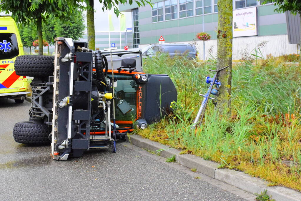 Onkruidverdelger kantelt tijdens werkzaamheden