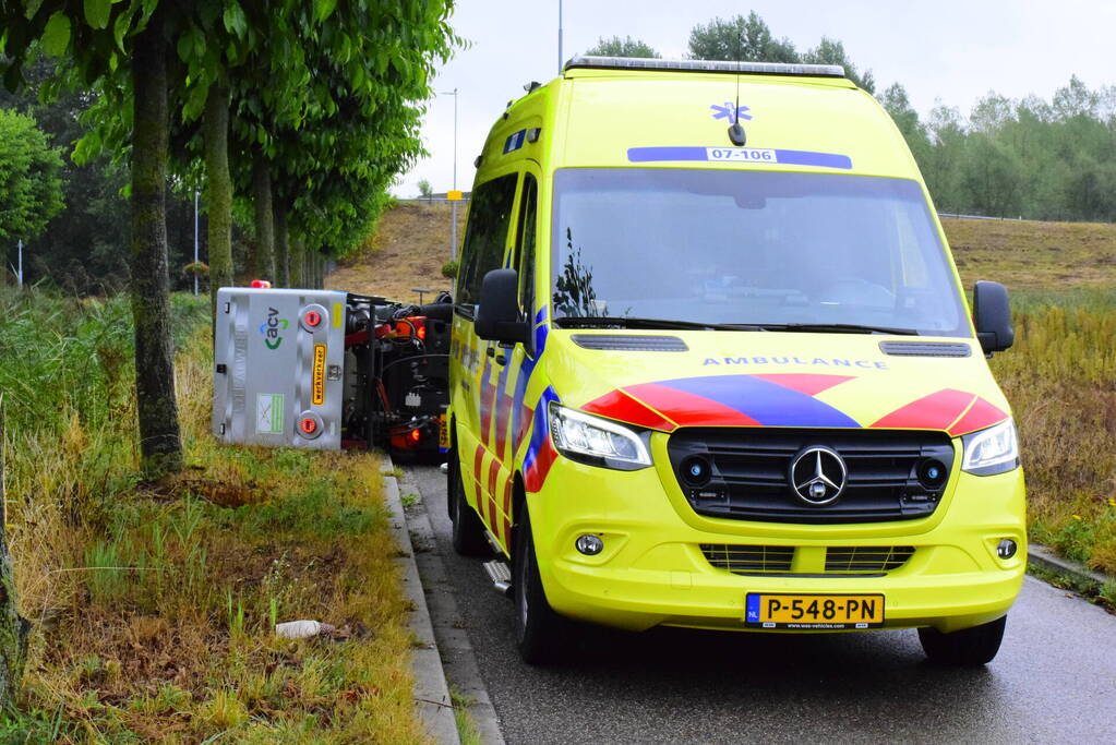 Onkruidverdelger kantelt tijdens werkzaamheden