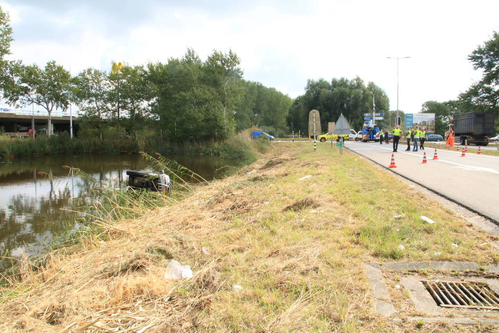 Auto belandt in het water bij ongeval