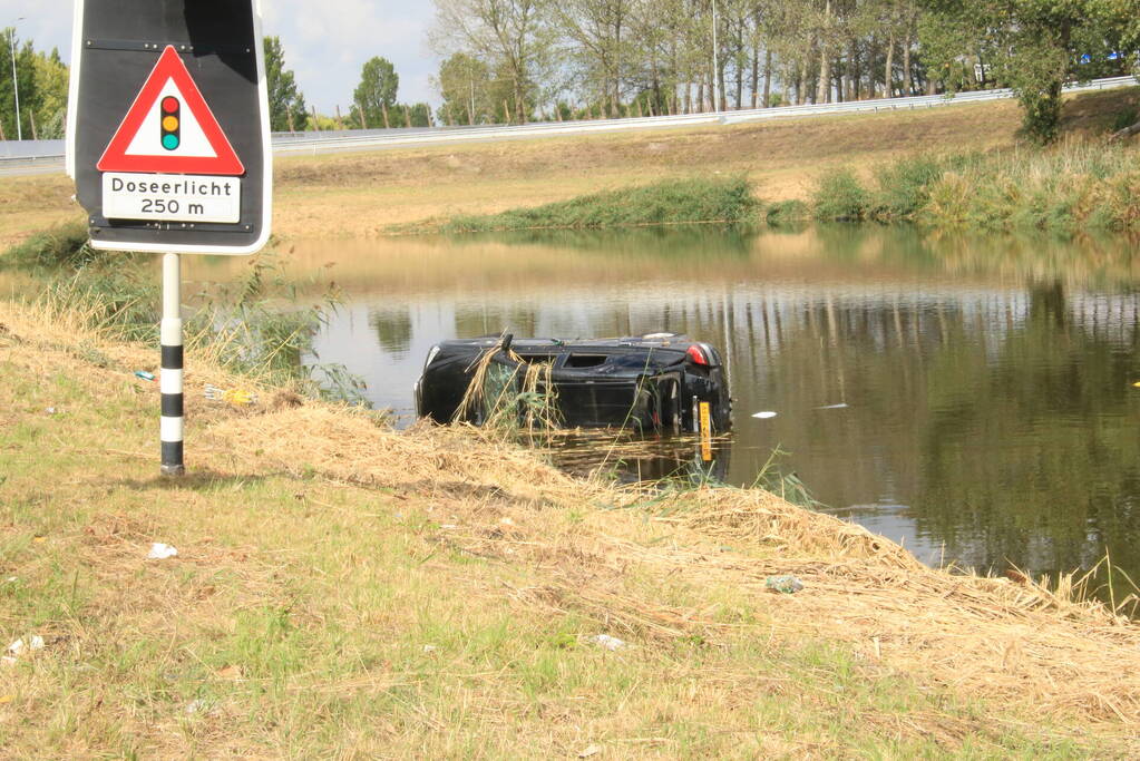 Auto belandt in het water bij ongeval