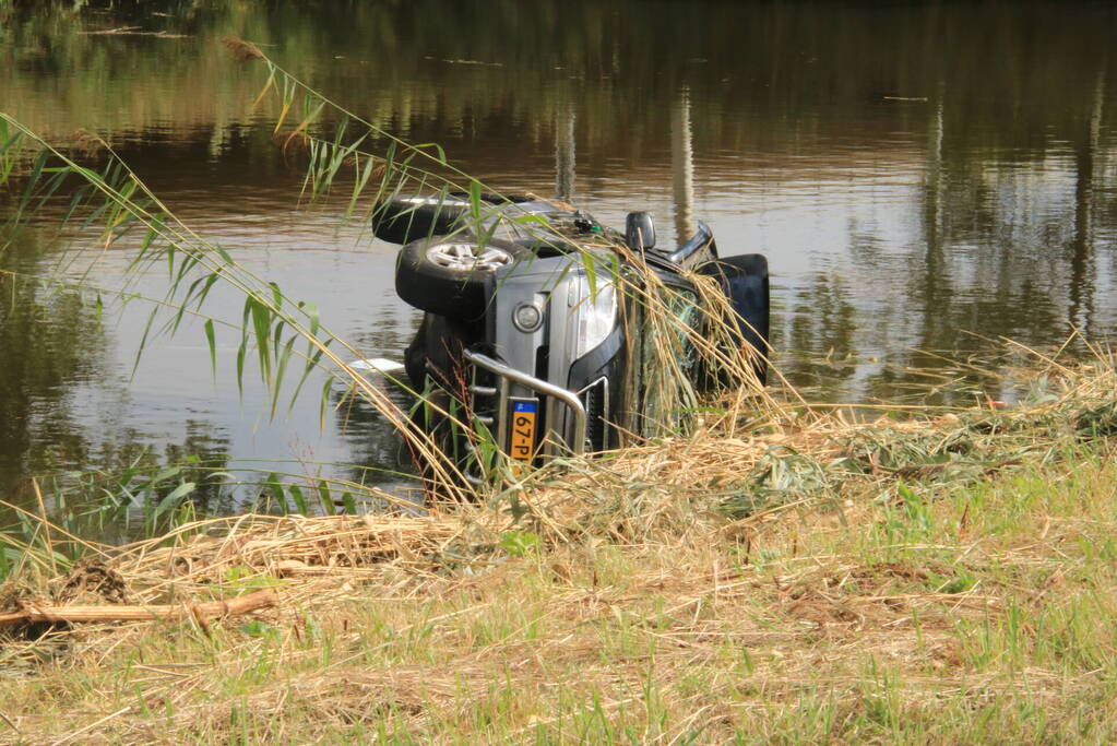 Auto belandt in het water bij ongeval