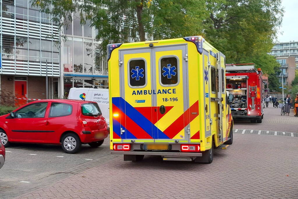 Bestuurster ramt met auto entree flatgebouw
