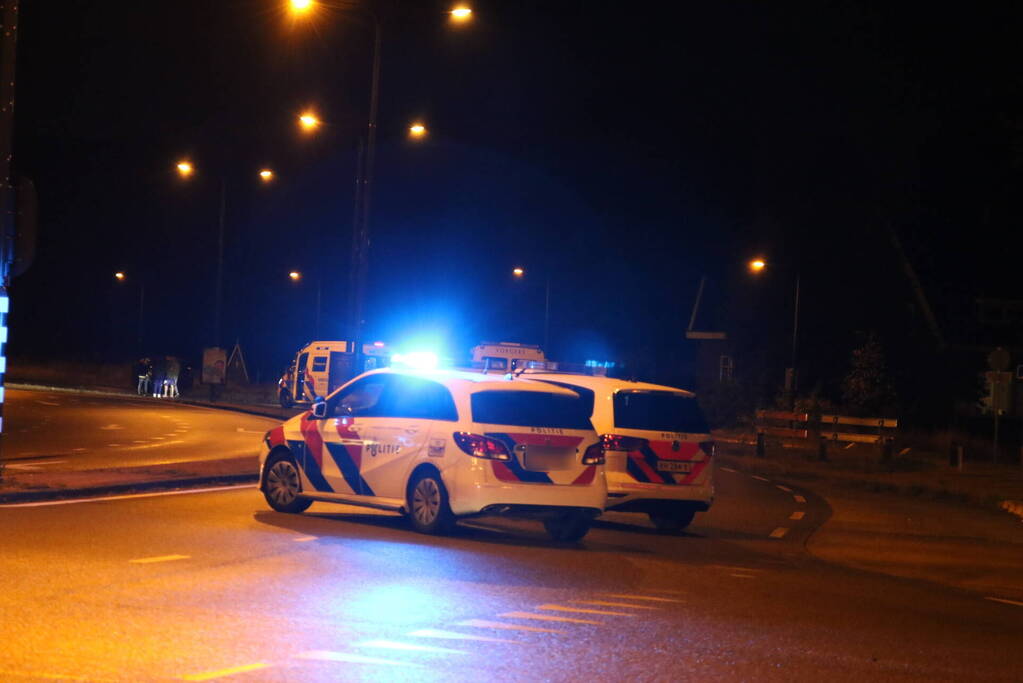 Personenauto belandt op zijn zijkant