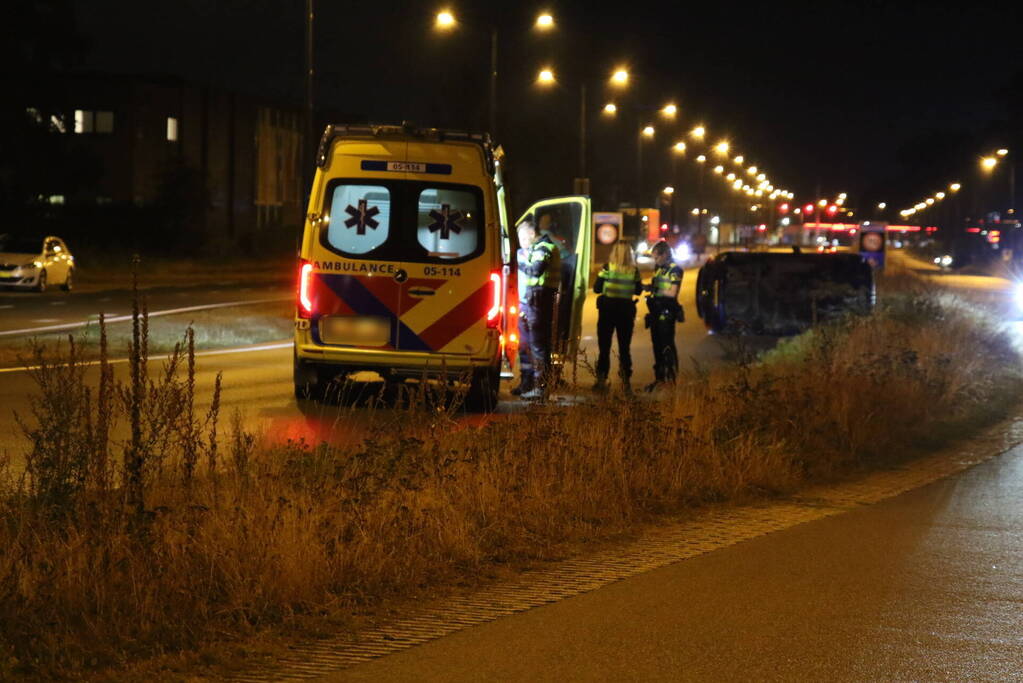 Personenauto belandt op zijn zijkant