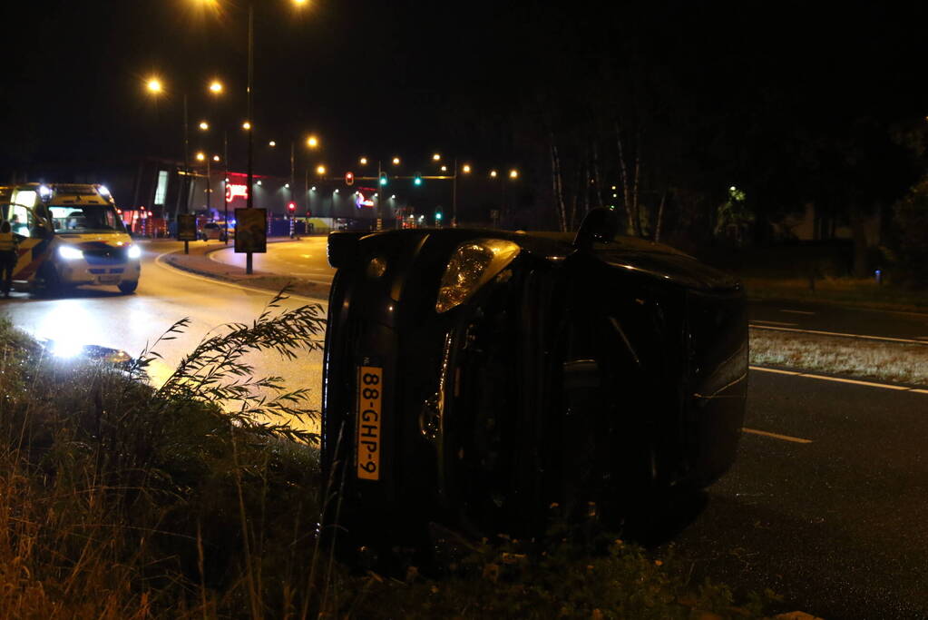 Personenauto belandt op zijn zijkant