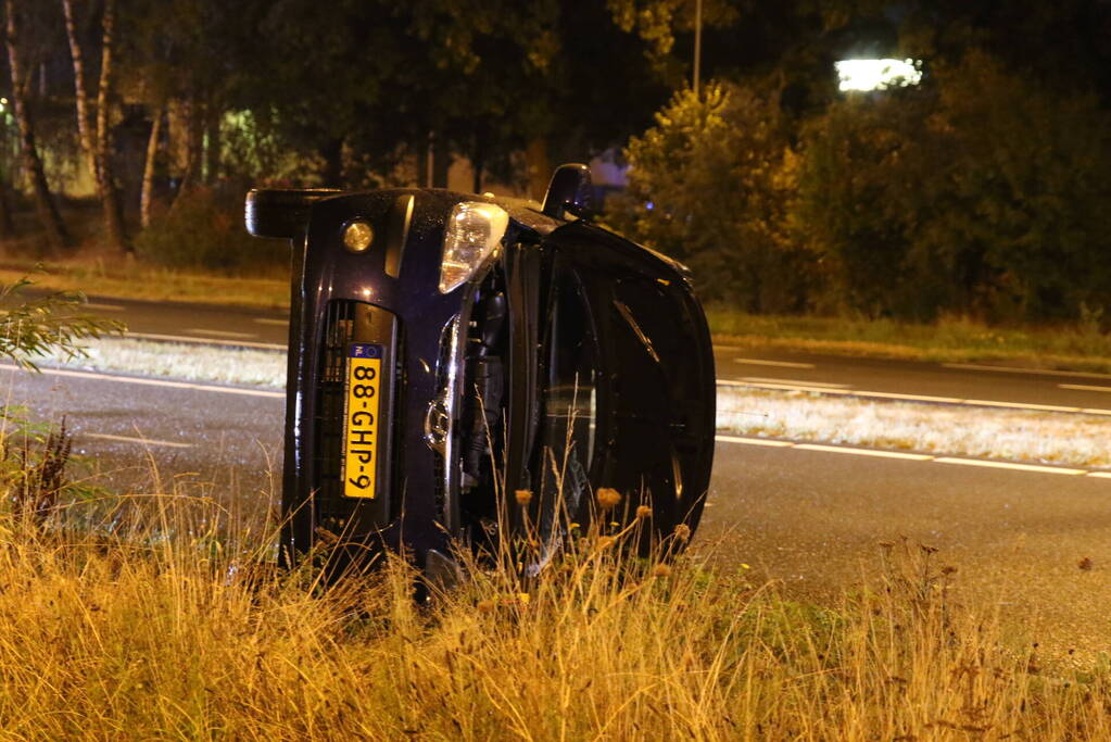 Personenauto belandt op zijn zijkant