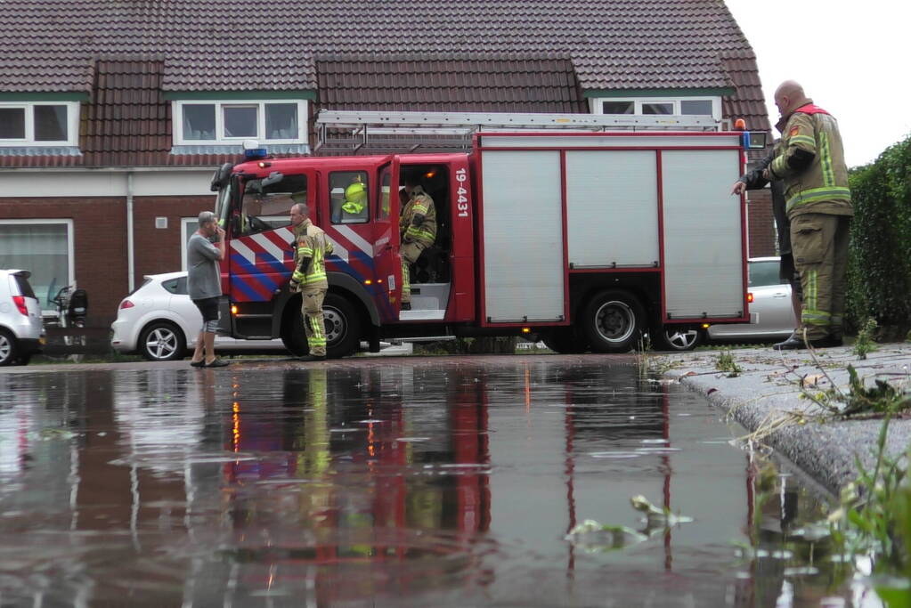 Woonwijk onder water door regenval