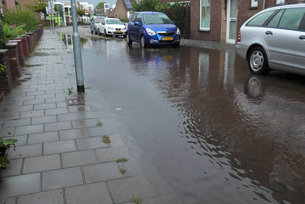 Woonwijk onder water door regenval