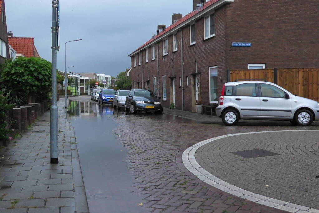 Woonwijk onder water door regenval