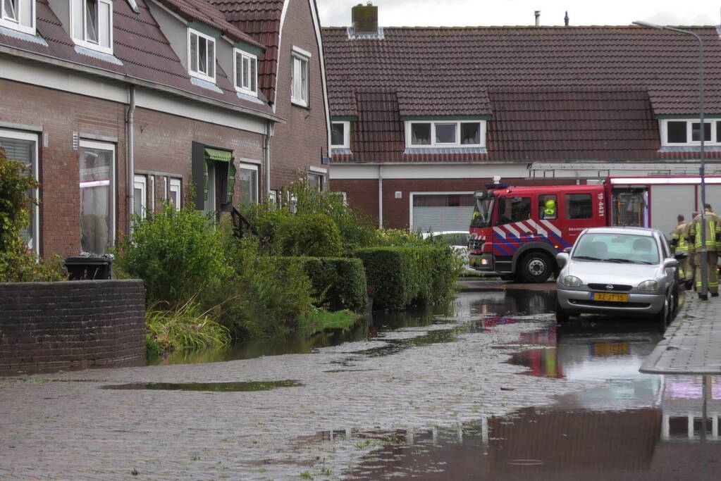 Woonwijk onder water door regenval