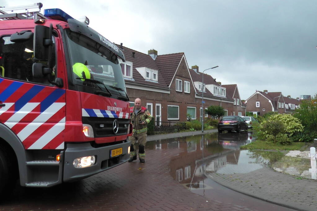 Woonwijk onder water door regenval