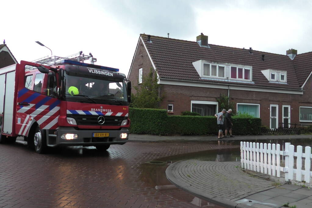 Woonwijk onder water door regenval