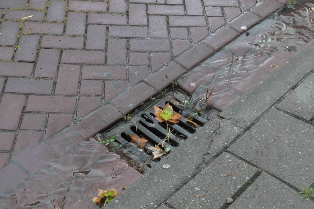 Woonwijk onder water door regenval