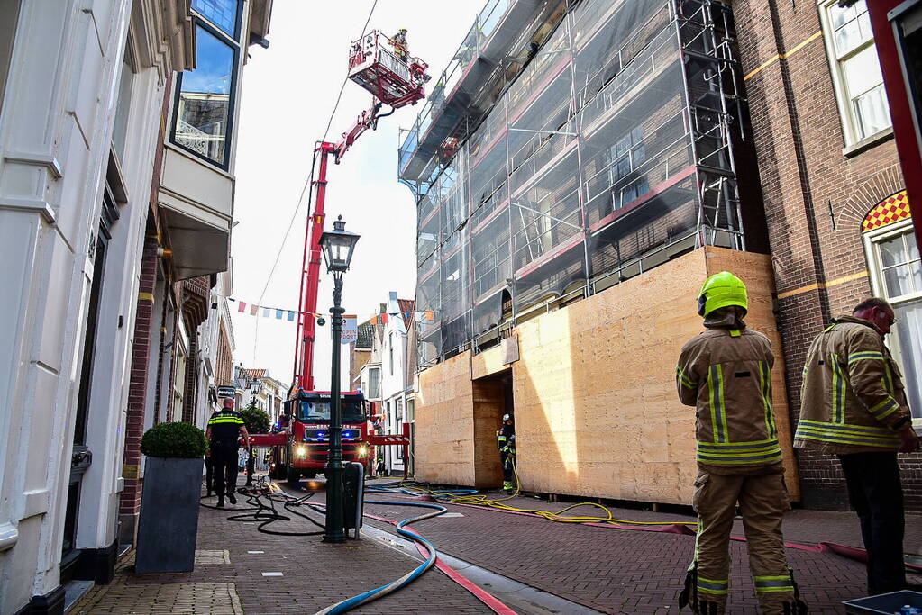 Veel schade na uitslaande brand op dak kerk