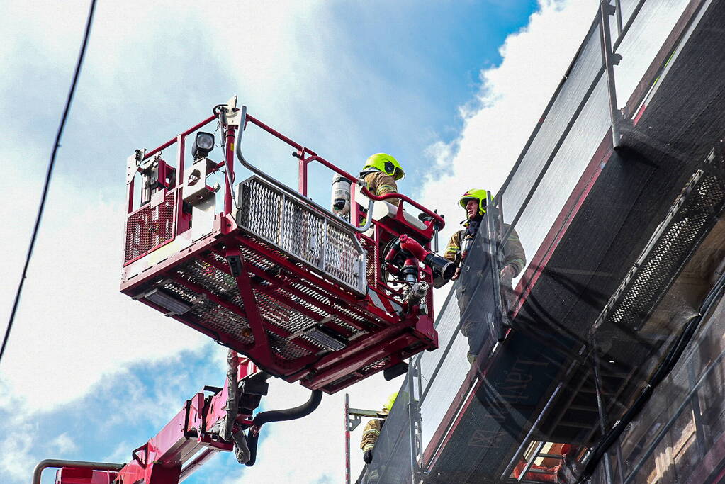 Veel schade na uitslaande brand op dak kerk