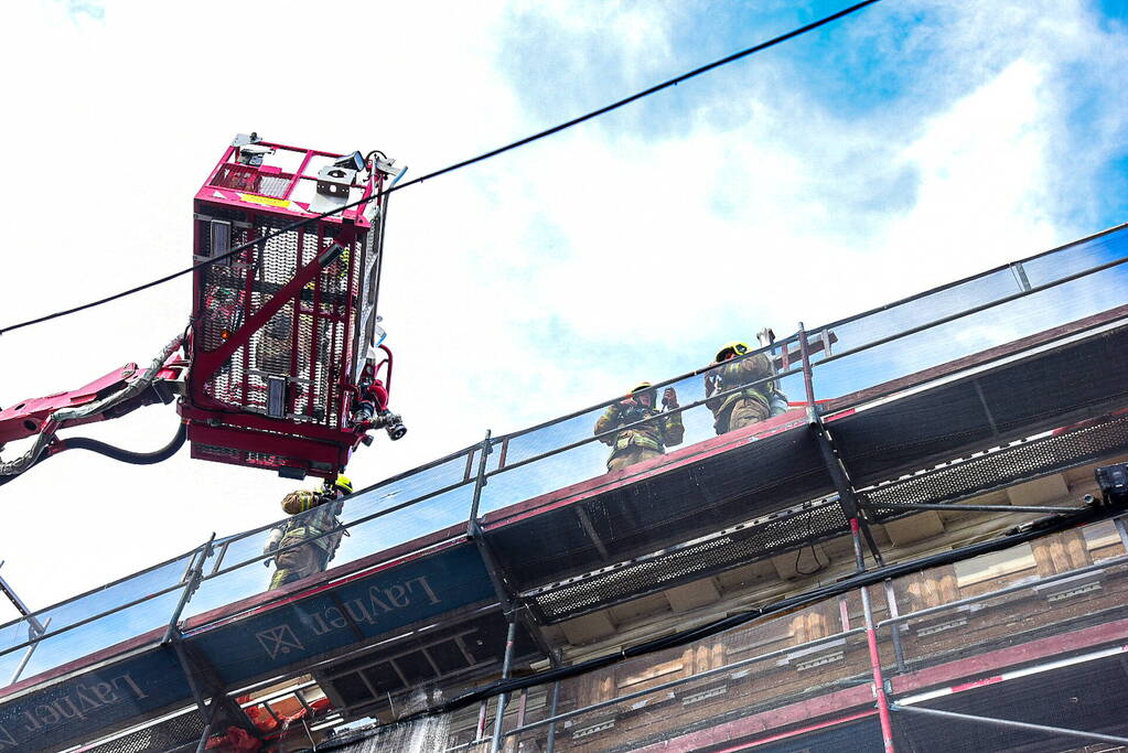 Veel schade na uitslaande brand op dak kerk