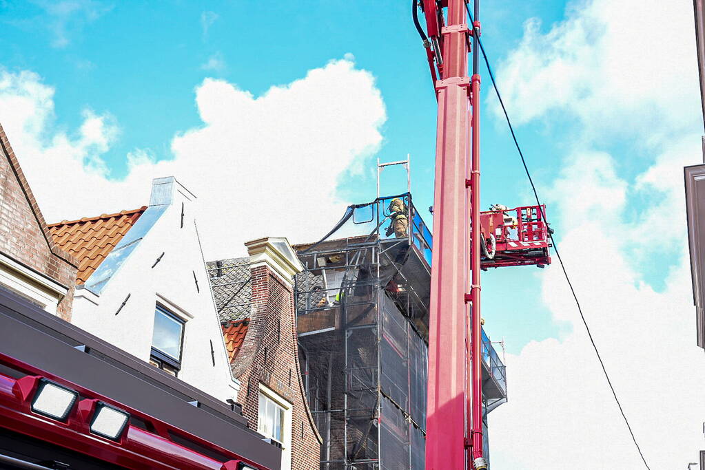 Veel schade na uitslaande brand op dak kerk