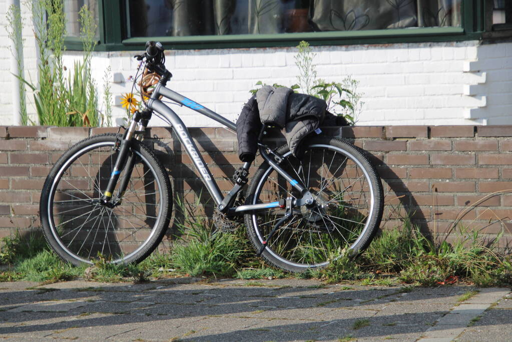 Fietser en automobilist in botsing