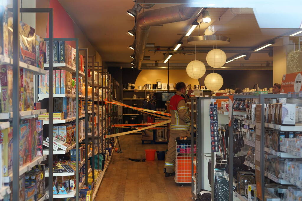 Brandweer ingezet voor waterlekkage in winkels