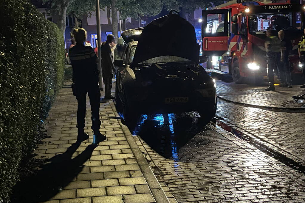 Brand in geparkeerde auto snel geblust