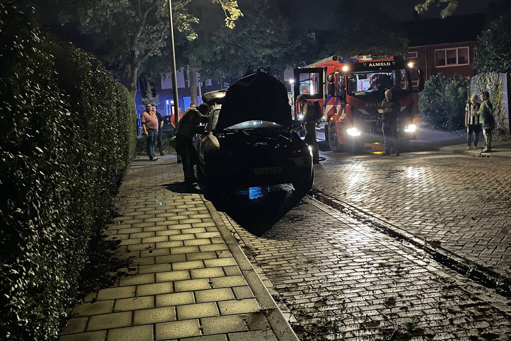Brand in geparkeerde auto snel geblust
