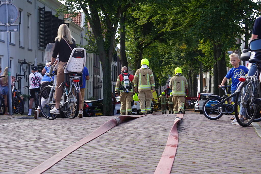 Grote brand op dak van woning