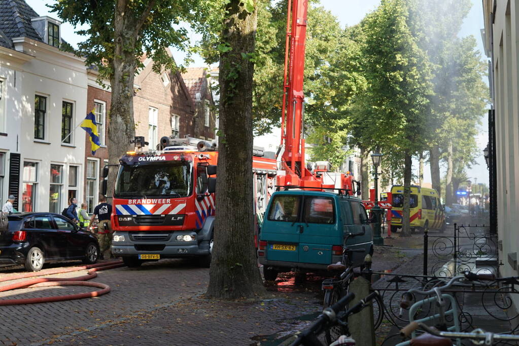 Grote brand op dak van woning