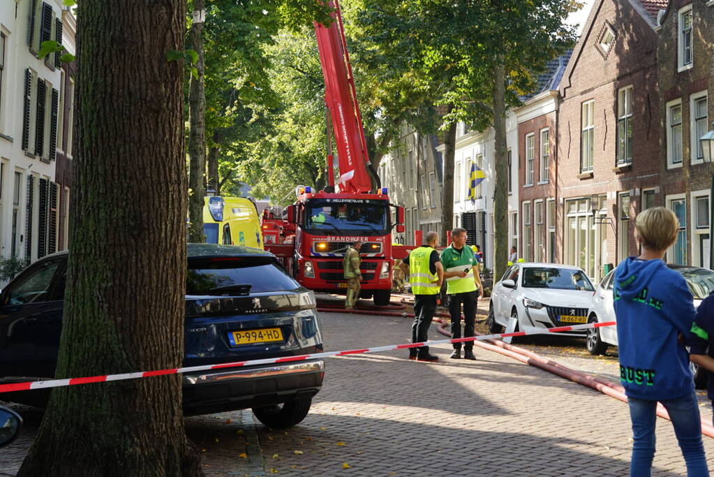 Grote brand op dak van woning