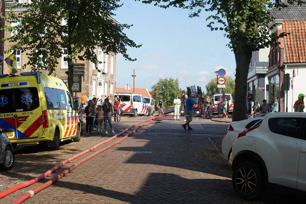 Grote brand op dak van woning
