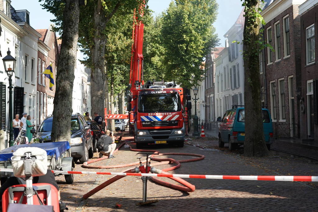 Grote brand op dak van woning