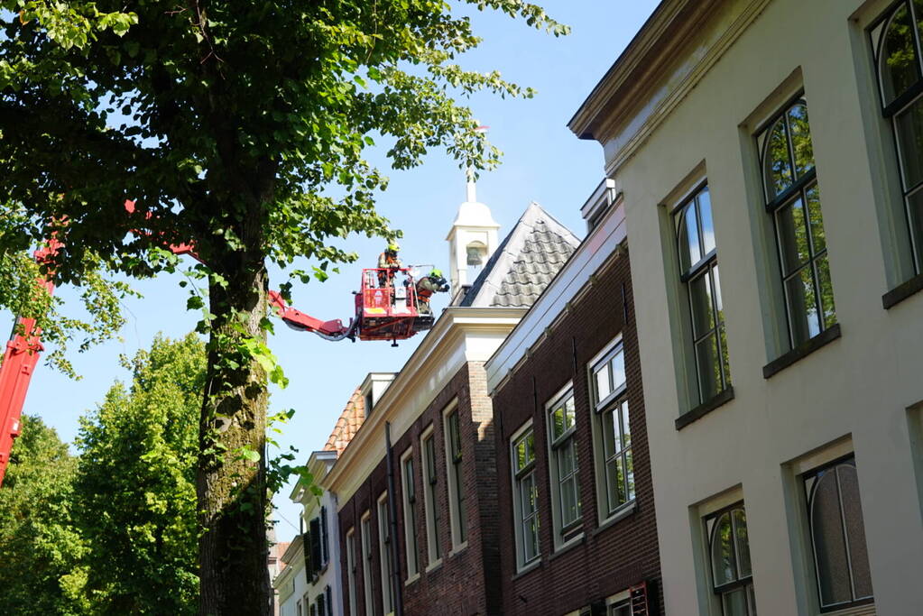 Grote brand op dak van woning