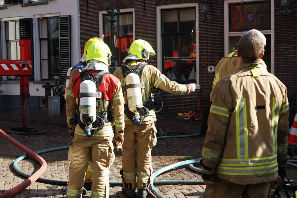 Grote brand op dak van woning