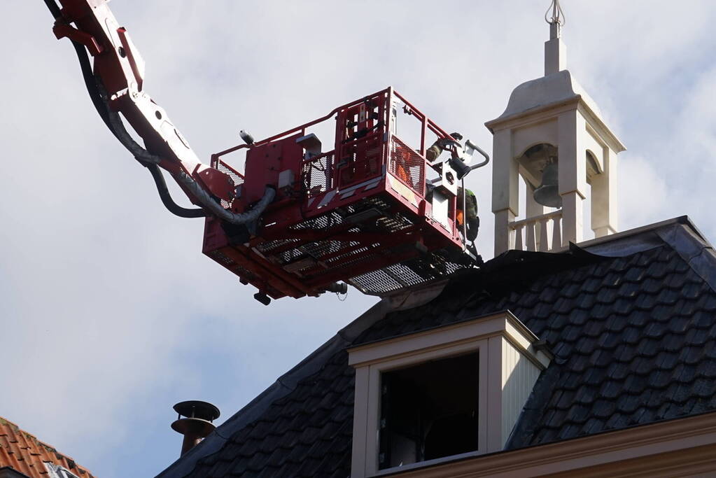 Grote brand op dak van woning