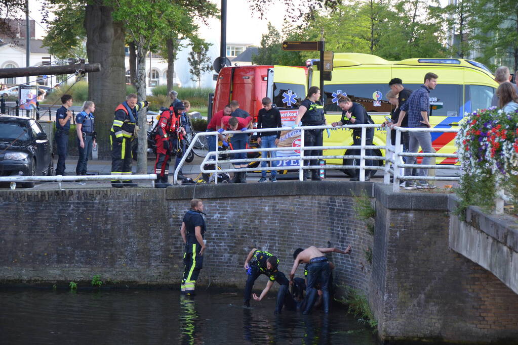 Twee zwaargewonden aangetroffen, één persoon raakt te water