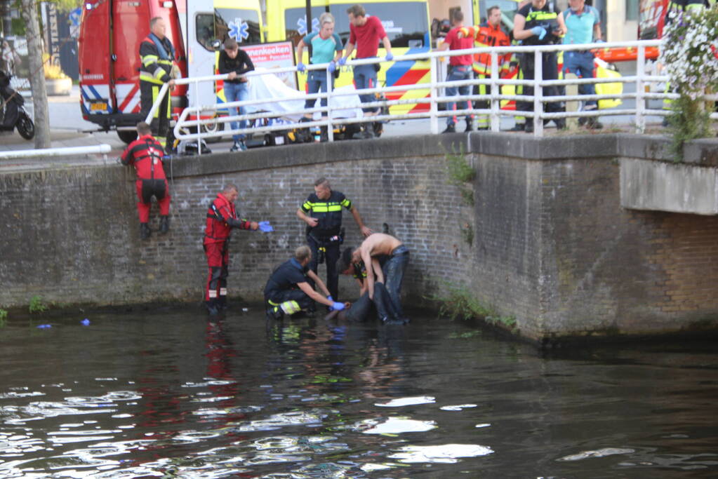 Twee zwaargewonden aangetroffen, één persoon raakt te water