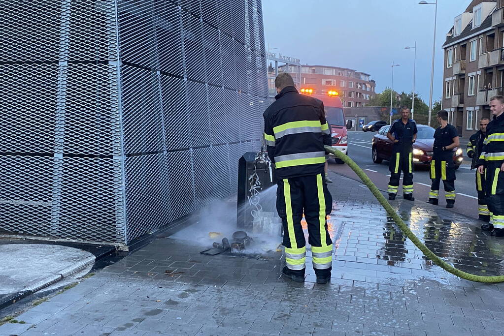 Brandende winkelmand snel geblust