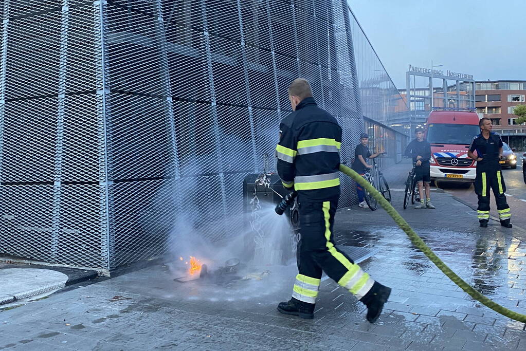 Brandende winkelmand snel geblust
