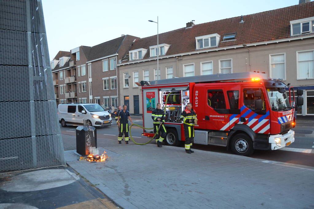 Brandende winkelmand snel geblust