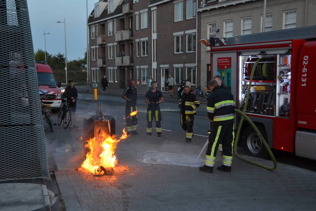 Brandende winkelmand snel geblust