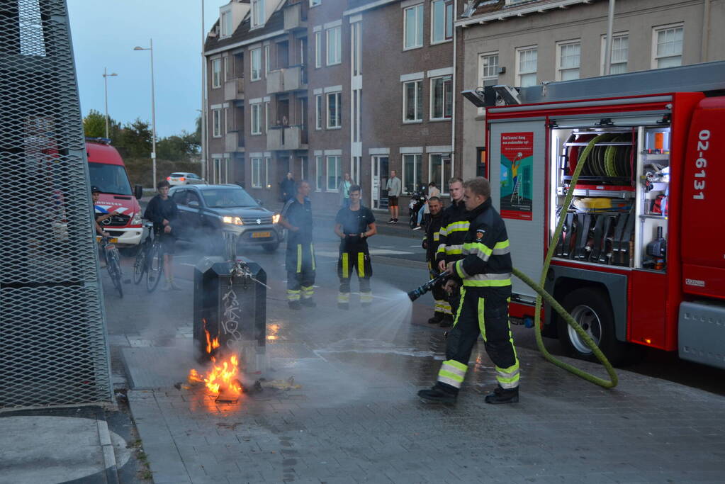 Brandende winkelmand snel geblust