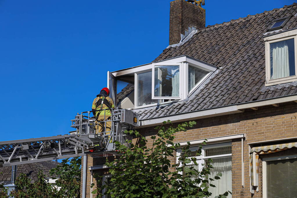 Brand in dakkapel snel onder controle