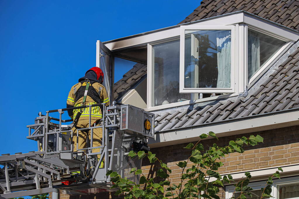 Brand in dakkapel snel onder controle