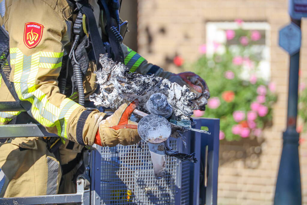 Brand in dakkapel snel onder controle