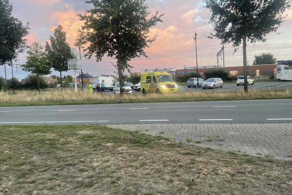 Automobilist rijdt in op verkeersregelaar