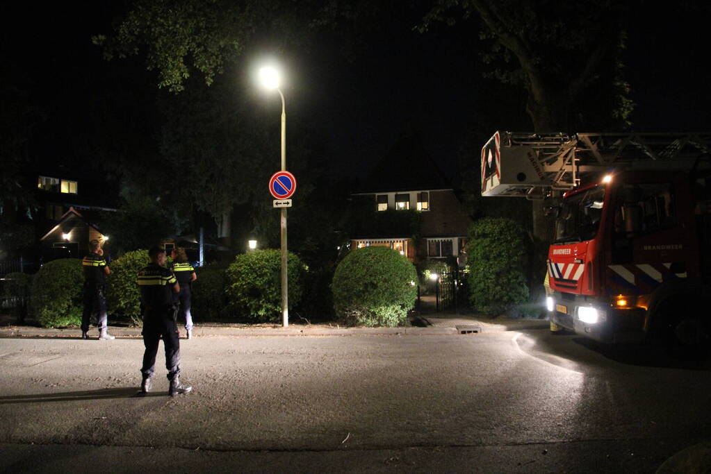 Brandweer blust schoorsteenbrand