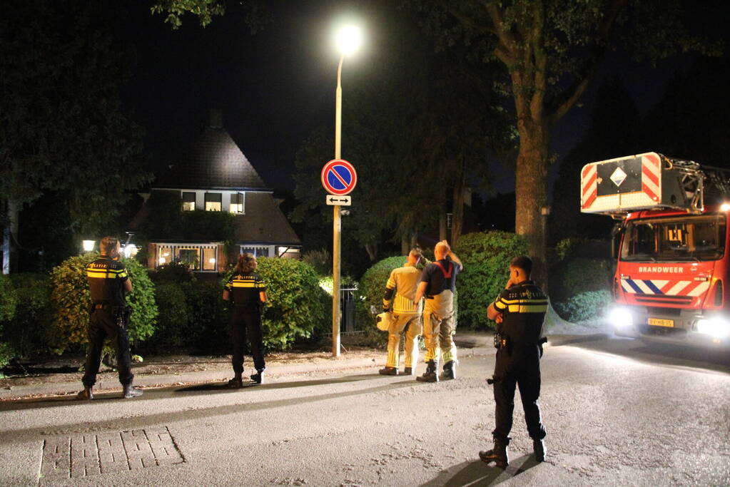 Brandweer blust schoorsteenbrand