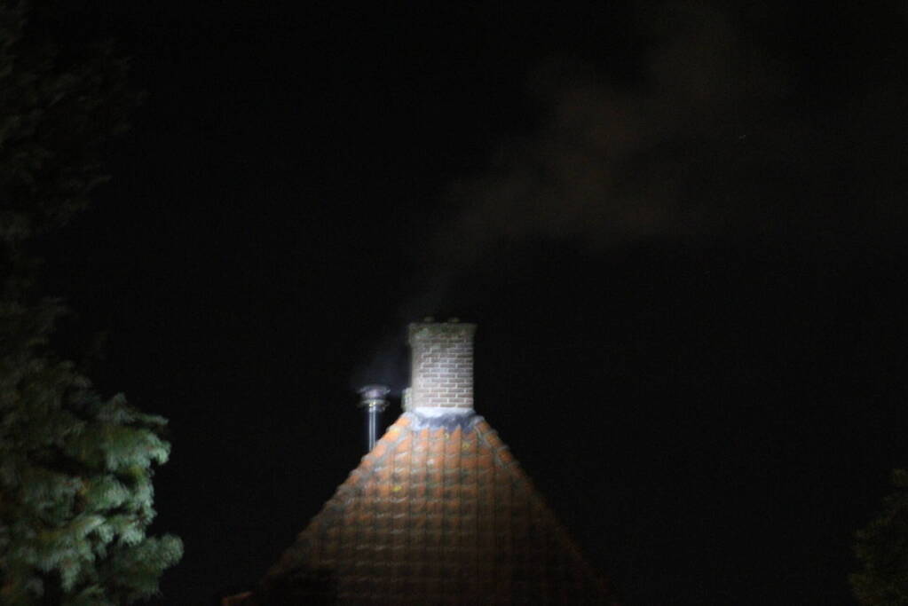 Brandweer blust schoorsteenbrand