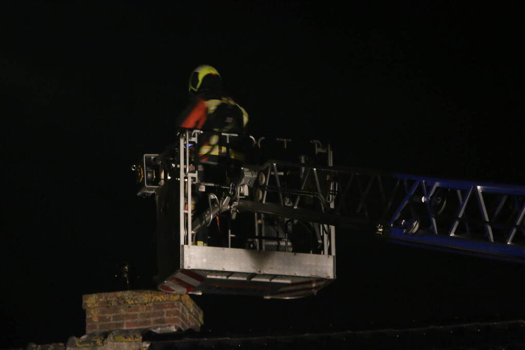 Brandweer controleert schoorsteen