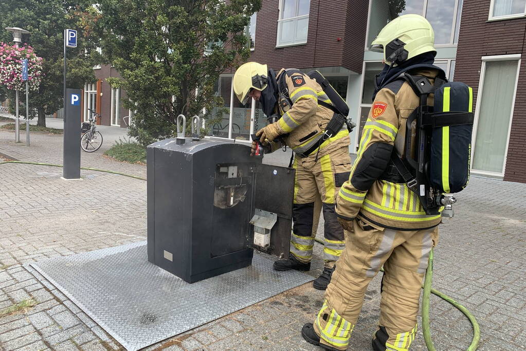Brandweer blust brand in ondergrondse container